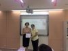 潘慧玲老師接受同學贈禮