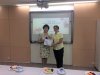 張家宜校長接受同學贈禮